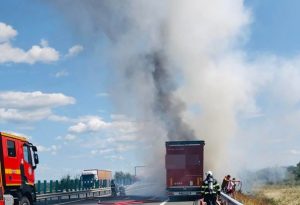 d534b0cf a8a0 4f8e 90ba 22ecdccb07d3 - Incendiu pe A1! Cabina unui TIR, mistuită de flăcări