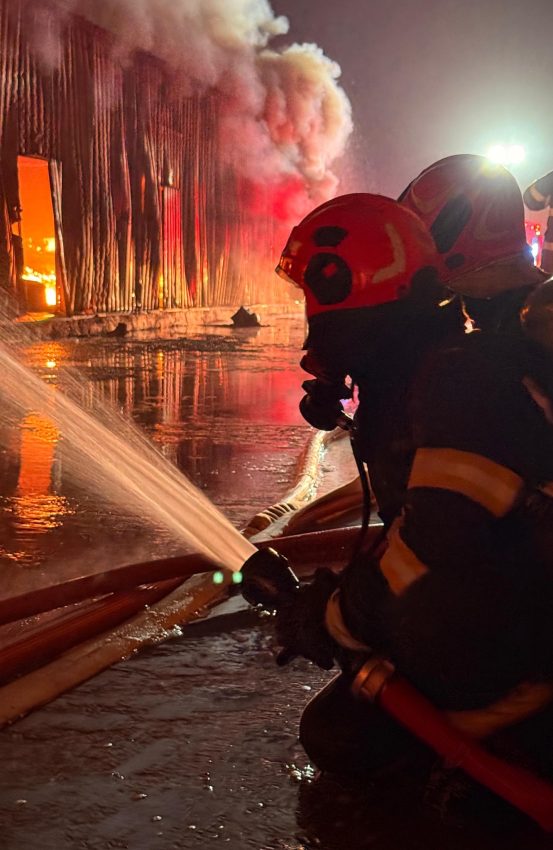 Incendiu cu degajări mari de fum la un spațiu de depozitare din „Dragonul Roșu” 2 incendiu la Dragonul Rosu