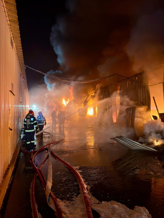 Incendiu cu degajări mari de fum la un spațiu de depozitare din „Dragonul Roșu” 1 incendiu la Dragonul Rosu