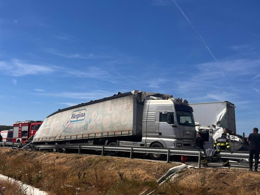 539654920 1320430166305691 6641467445117675240 n 1 - (VIDEO) Accident între 2 TIR-uri pe Drumul Expres Craiova-Pitești
