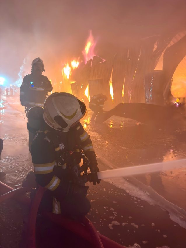 Incendiu puternic la „Dragonul Roșu”. Flăcările au afectat 3.800 mp 1 incendiu la Dragonul Rosu