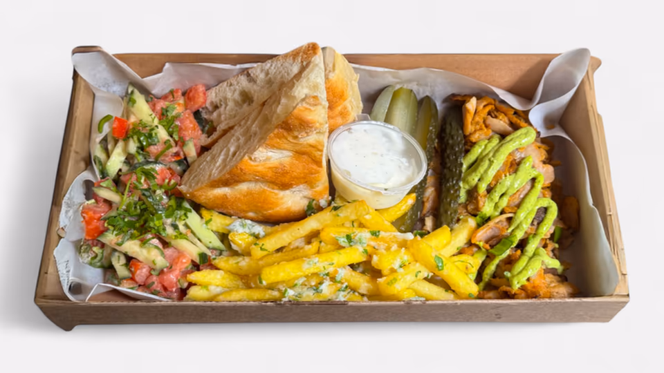 Îți cauți inspirația pentru masă? Încearcă Chicken Box la Hush Pitești! 1 Beef Box la Hush