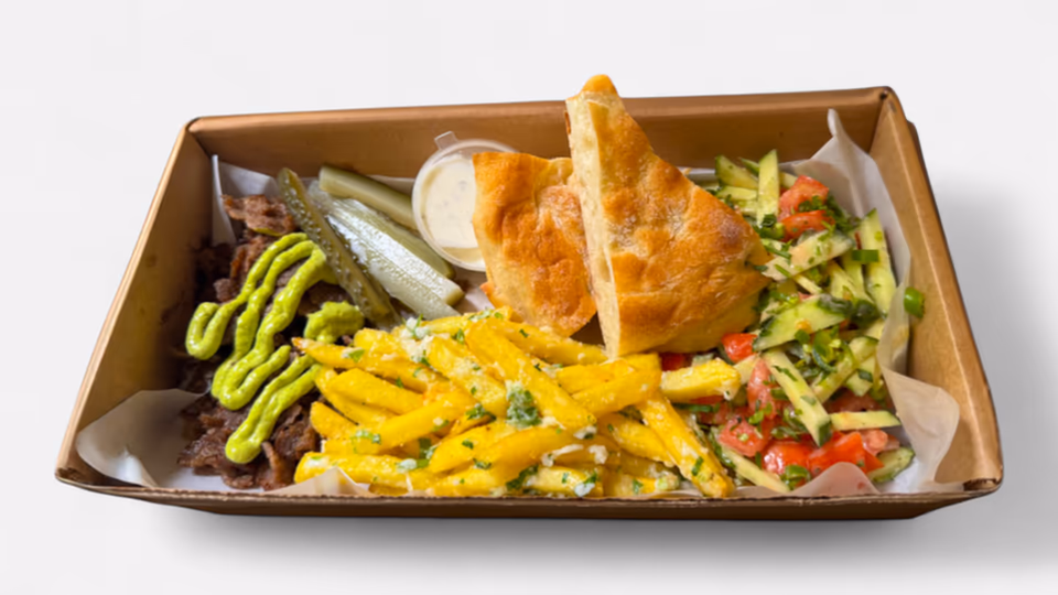 Îți cauți inspirația pentru masă? Încearcă Chicken Box la Hush Pitești! 2 Chicken Box la Hush