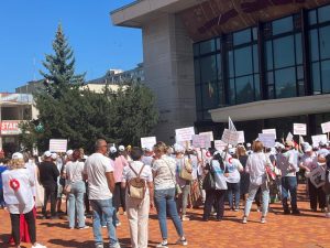 Protest în centrul Piteștiului. Profesorii își strigă nemulțumirile! 15 protest profesori