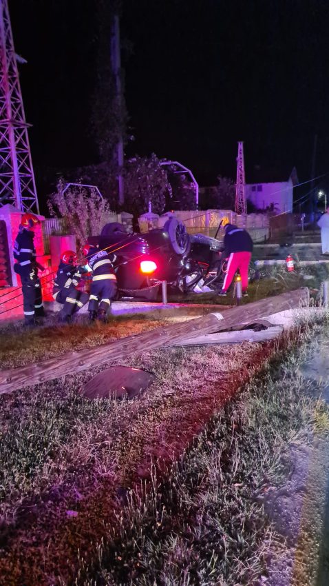 Accident rutier în comuna Poiana Lacului. Mașină răsturnată! 1 accident Poiana Lacului