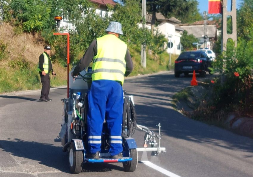 Atenție, șoferi! Marcaje rutiere în lucru pe străzile Gheorman și Mănăstirii – Vieroși 1 Sursă foto: FB Primăria Orașului Mioveni.