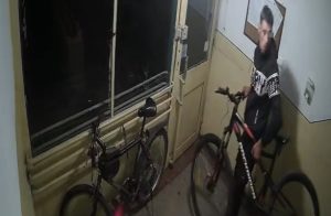 Pitești. Hoț de biciclete surprins de camerele de supraveghere 3 8e1e6d28 8f01 4cd6 8206 e5547b377ba8 - Pitești. Hoț de biciclete surprins de camerele de supraveghere