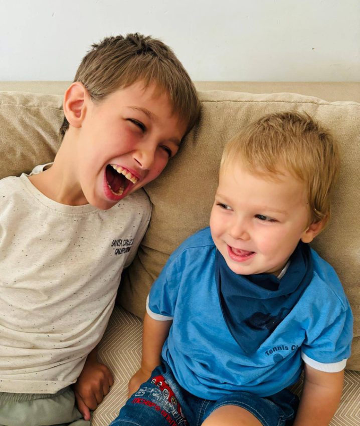 Boală extrem de rară: din 8 miliarde, doar 25 o au! Ioan și Teodor au nevoie de 1,2 milioane de dolari să trăiască 3 Sursă foto: FB Asociatia Ioan si Teodor CMT4J