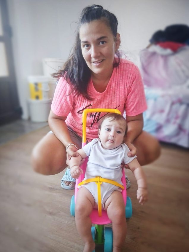 Femeie de 37 de ani din Poiana Lacului și fetița ei de 5 luni - căutate de familie și polițiști 1 femeie si copil disparuti cautati