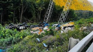 tir rasturnat 1 768x432 1 - S-a răsturnat cu TIR-ul într-o râpă