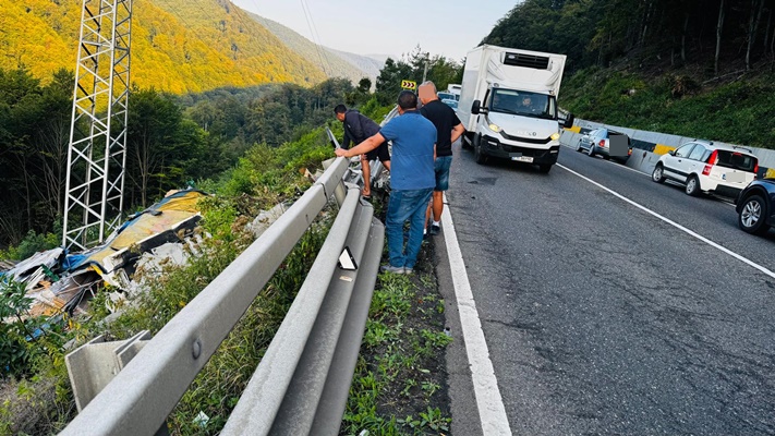 tir rasturnat3 - S-a răsturnat cu TIR-ul într-o râpă