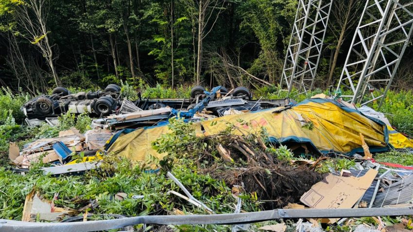 tir rasturnat4 1536x864 1 - S-a răsturnat cu TIR-ul într-o râpă