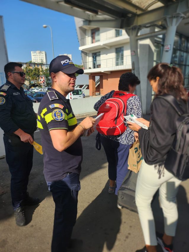 ,,Selfie-ul pe tren nu ia like-uri, ia vieți”! Acțiune preventivă a polițiștilor argeșeni în Gara Pitești 1 9ce630ad ae59 471d bd42 685073d8f855 - ,,Selfie-ul pe tren nu ia like-uri, ia vieți”! Acțiune preventivă a polițiștilor argeșeni în Gara Pitești