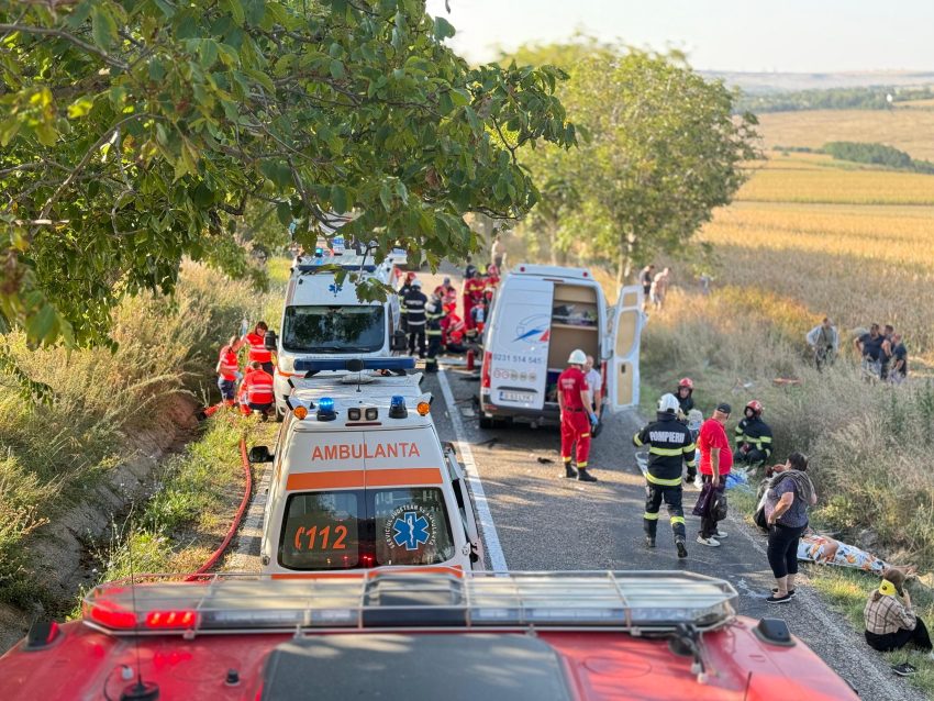Trei persoane au murit și 14 au fost rănite după ce un microbuz și un autoturism s-au ciocnit 2 accident mortal in judetul Botosani plan rosu activat