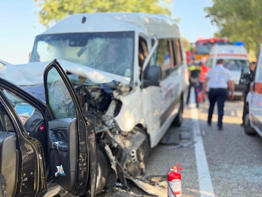 Trei persoane au murit și 14 au fost rănite după ce un microbuz și un autoturism s-au ciocnit 1 accident mortal in judetul Botosani plan rosu activat