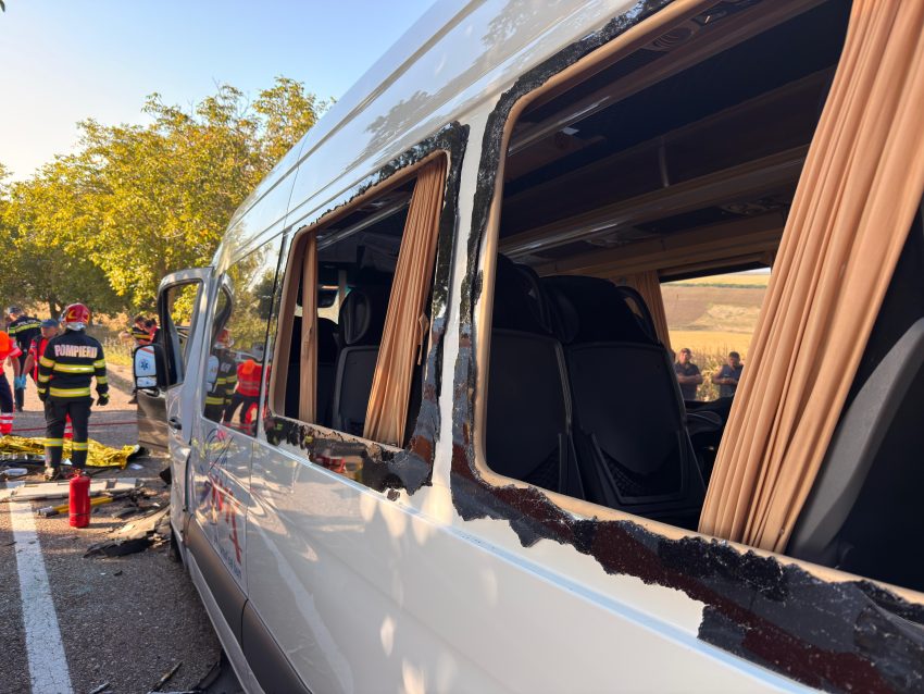 Trei persoane au murit și 14 au fost rănite după ce un microbuz și un autoturism s-au ciocnit 3 accident mortal in judetul Botosani plan rosu activat