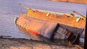 cats - Un bac pe care se afla un camion s-a scufundat în Dunăre