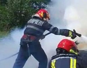 Incendiu în Rătești! O mașină a luat foc 1 5a0ac1f1 2a2a 4b49 810c 4767101e6107 - Incendiu în Rătești! O mașină a luat foc