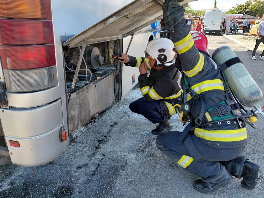Incendiu în Pitești! Autocar cuprins de flăcări 2 incendiu autocar Pitești