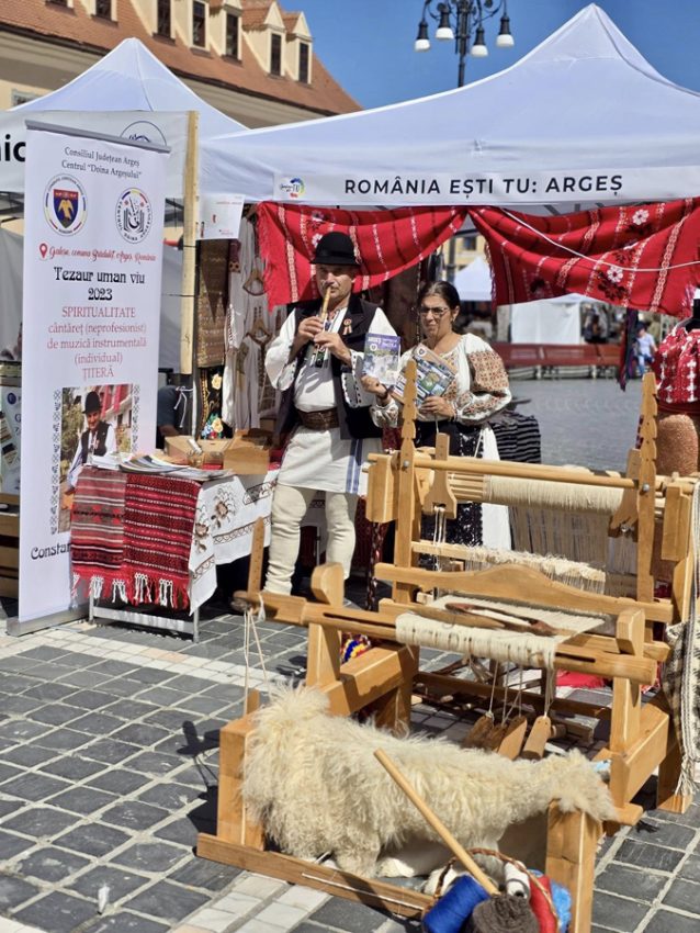 În Piața Sfatului din Brașov. Meșteșuguri și folclor argeșean, în prim-plan la Festivalul PRISPA 1 Sursă foto: FB CJ Argeș