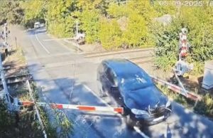 Inconștiență la trecerea la nivel cu calea ferată! A spulberat barierele 1 d6e5b920 5791 4a08 ae9d 603bb3af2354 - Inconștiență la trecerea la nivel cu calea ferată! A spulberat barierele