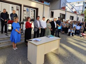 Profesorii împărțiți între festivități și protest. Primul sunet de clopoțel la Mioveni: ghiozdane pentru cei mici și școli în reabilitare 4 Sursă foto: FB Primăria Orașului Mioveni