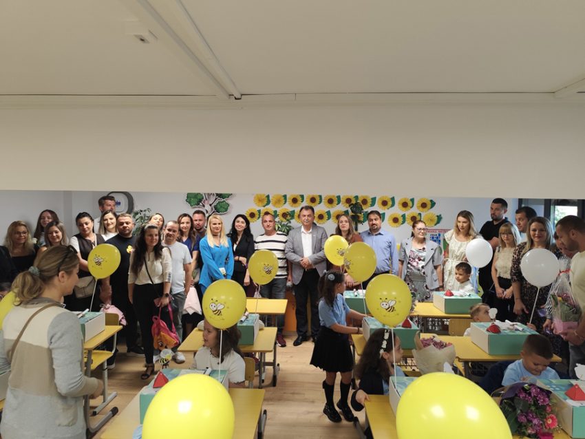 Profesorii împărțiți între festivități și protest. Primul sunet de clopoțel la Mioveni: ghiozdane pentru cei mici și școli în reabilitare 1 Sursă foto: FB Primăria Orașului Mioveni