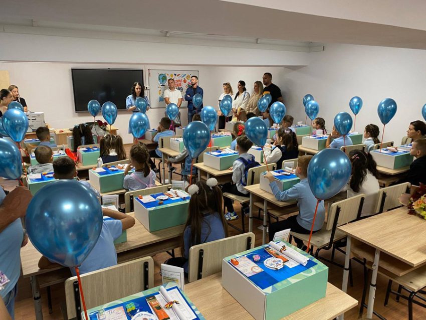 Profesorii împărțiți între festivități și protest. Primul sunet de clopoțel la Mioveni: ghiozdane pentru cei mici și școli în reabilitare 2 Sursă foto: FB Primăria Orașului Mioveni