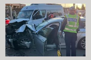 Impact între un microbuz și un autoturism. 12 victime transportate la spital! 1 accident grav