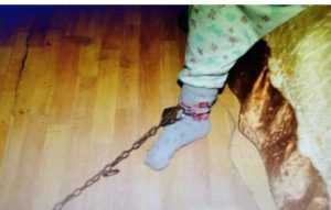 cats - Caz șocant! Copil legat cu lanțul de masă