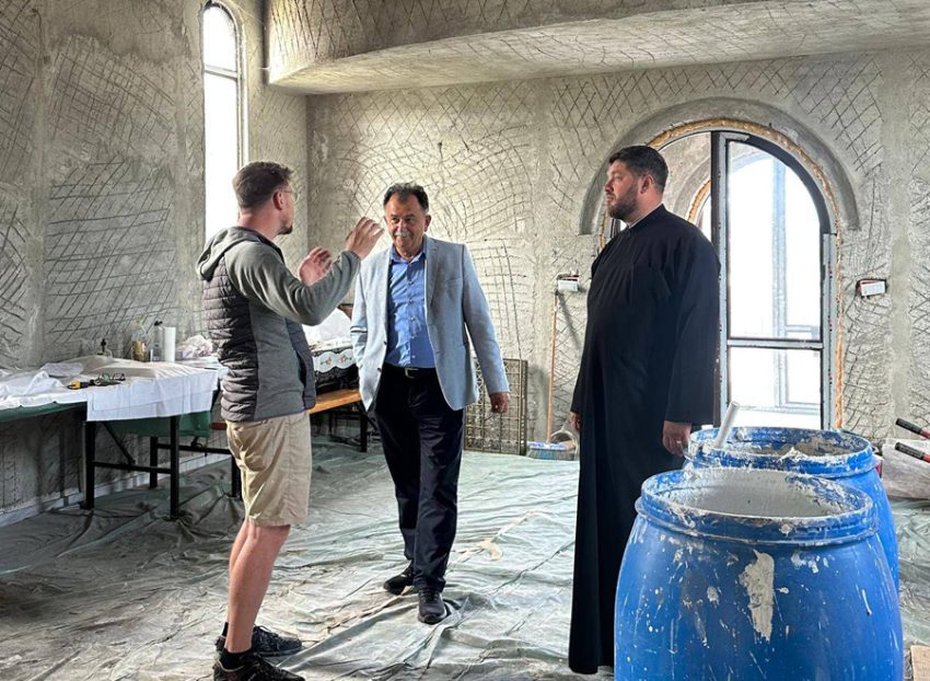 Sprijin pentru patrimoniul spiritual: Consiliul Local Mioveni susține pictura bisericii „Sfinții Martiri Brâncoveni” 1 Sursă foto: FB Aurel Costache