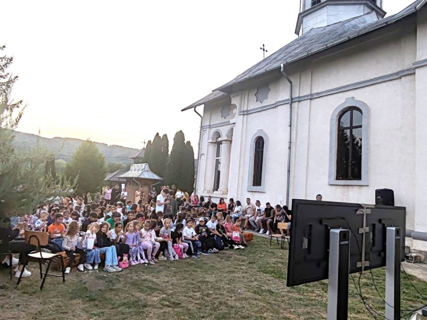 Copilăria, credința și comunitatea, la un loc: „Cinema sub Stele”, un nou succes la Mihăești 3 Sursă foto: FB Andreea Crimpita MAtei