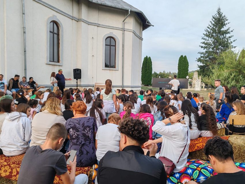 Copilăria, credința și comunitatea, la un loc: „Cinema sub Stele”, un nou succes la Mihăești 2 Sursă foto: FB Andreea Crimpita MAtei