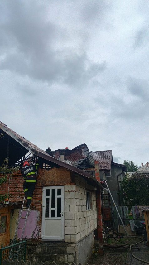 (Video) Incendiu la Câmpulung. Suprafața afectată este de aproximativ 200 mp! 1 incendiu casa Campulung