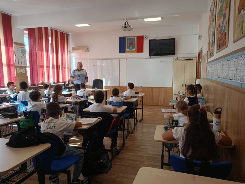 a422d058 40d7 46b1 b491 709442c7cd80 - Polițiștii locali piteșteni, alături de elevii de la Școala Gimnazială „Nicolae Iorga” din Pitești