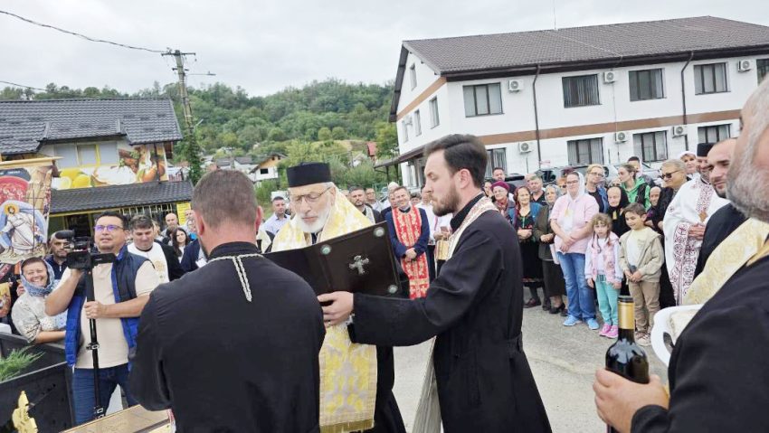 Sfințirea Crucii din Micești - un moment de credință care a unit întreaga comunitate 1 cruce micesti 3 - Sfințirea Crucii din Micești - un moment de credință care a unit întreaga comunitate