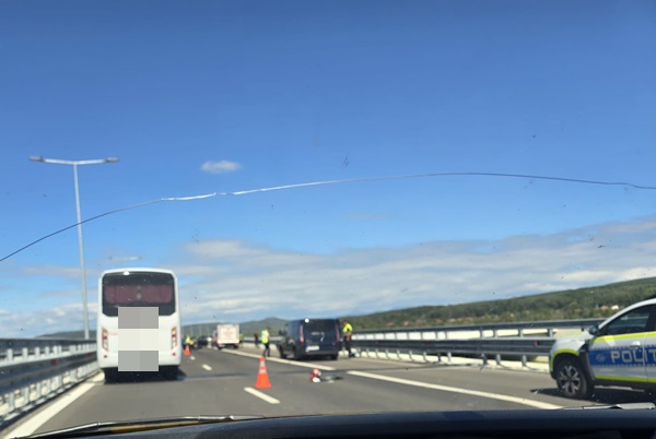 Impact violent pe Autostrada A1! Un copil și o femeie, transportați la spital 2 2224b88d fed4 4d32 aae1 c6756424820c - Impact violent pe Autostrada A1! Un copil și o femeie, transportați la spital