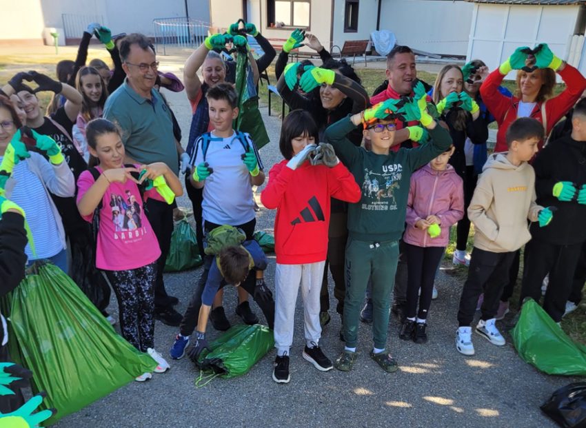 ziua curateniei mioveni - 730 de saci de deșeuri colectați la Mioveni în cadrul campaniei ”Let’s Do It, Romania!”