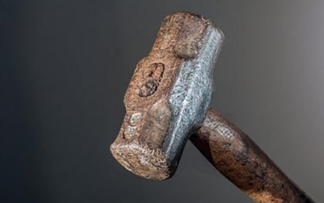 a-atacat-cu-un-ciocan-trei-persoane-care-i-au-batut-la-usa-motivul-pentru-care-o-femeie-a-recurs-la-505382