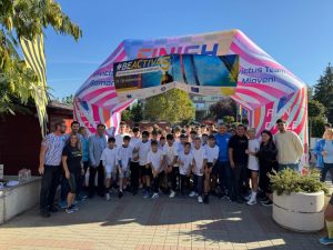 200 de elevi din Mioveni, la startul Crosului BeActive 18 Sursă foto: FB Primăria Orașului Mioveni.