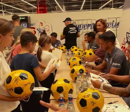 (Video) FC Argeș alături de suporteri la deschiderea hipermarketului „La Cocoș” 2 FC Argeș la magazin La Cocoș