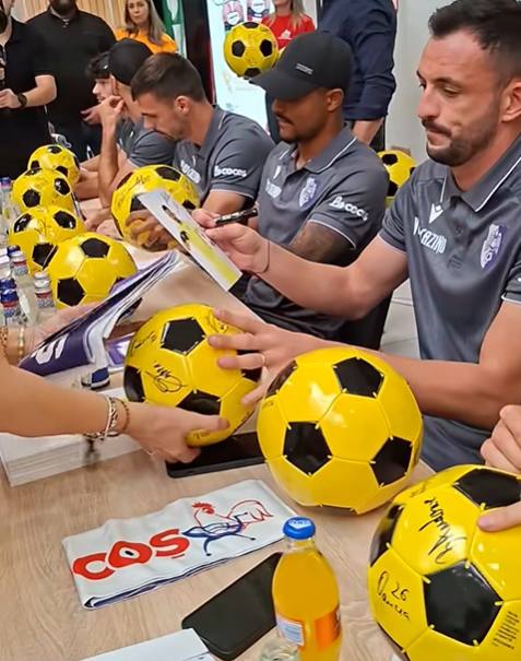 (Video) FC Argeș alături de suporteri la deschiderea hipermarketului „La Cocoș” 1 FC Argeș la magazin La Cocoș