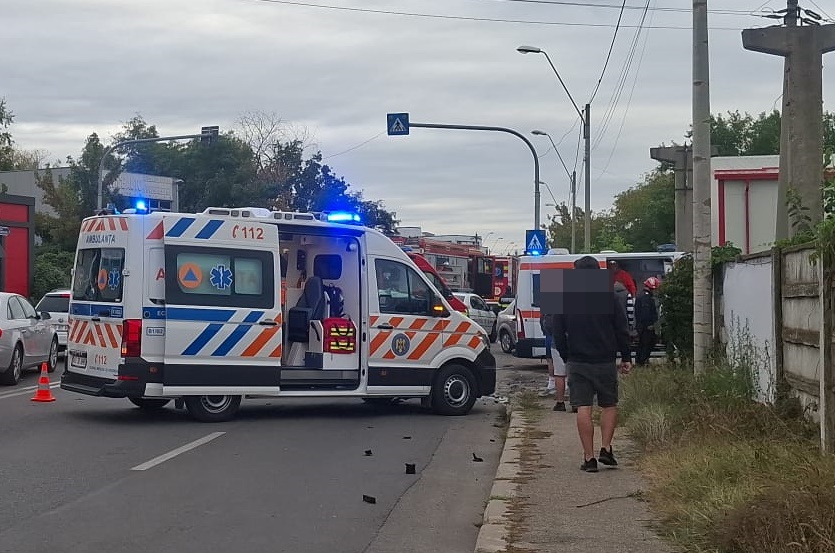 Update: Cum s-a produs accidentul din Pitești în urma căruia doi adulți și un copil au ajuns la spital 1 06b40862 cedc 47e3 8e8e 5207239ed5d4 - Update: Cum s-a produs accidentul din Pitești în urma căruia doi adulți și un copil au ajuns la spital