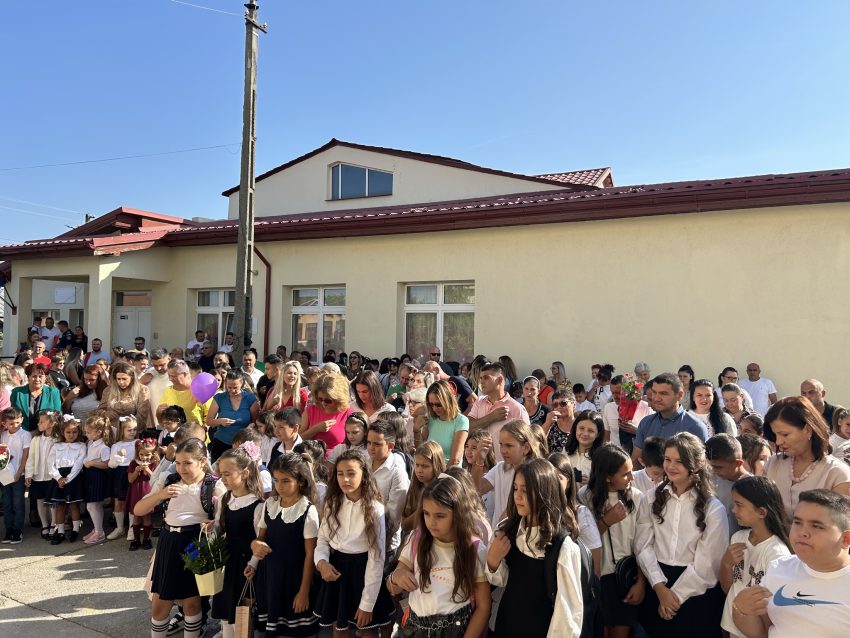 Dan Stroe: „Urez tuturor un an școlar plin de realizări, sănătate, bucurii și împliniri! Mult succes!” 1 Dan Stroe Bradu
