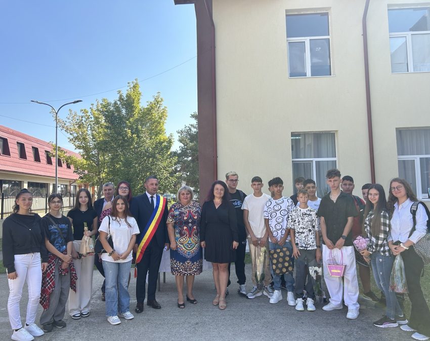 Dan Stroe: „Urez tuturor un an școlar plin de realizări, sănătate, bucurii și împliniri! Mult succes!” 2 Dan Stroe Bradu