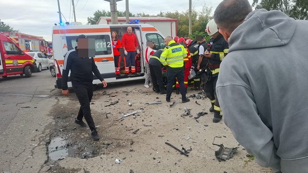 Update: Cum s-a produs accidentul din Pitești în urma căruia doi adulți și un copil au ajuns la spital 2 5c7c4457 d5e3 4405 8e78 baded44d84e1 - Update: Cum s-a produs accidentul din Pitești în urma căruia doi adulți și un copil au ajuns la spital