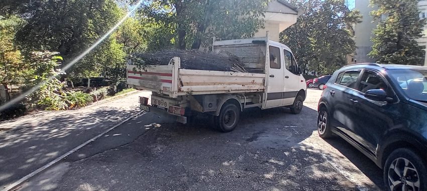 A vrut să-și facă parcare pe spațiul verde. Piteștean amendat de polițiștii locali 6 cc842ad2 9fbd 4c02 8f81 07e15418b19d - A vrut să-și facă parcare pe spațiul verde. Piteștean amendat de polițiștii locali