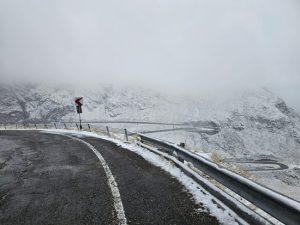 transfagarasan 2 - (VIDEO) Prima ninsoare pe Transfăgărășan și Transalpina. Drumarii au început intervențiile