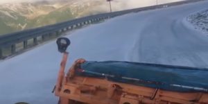Circulație oprită pe Transalpina din cauza vremii nefavorabile 29 dezapezire
