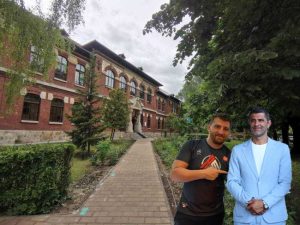 „Lovitură împotriva bullying-ului” – Campanie cu Moroșanu și Dani Coman la I.C. Brătianu 10 colegiul bratianu2 cu morosanu si coman 1 - „Lovitură împotriva bullying-ului” – Campanie cu Moroșanu și Dani Coman la I.C. Brătianu